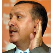 BAŞBAKAN A MANİLİ PANKARTLA PROTESTO
